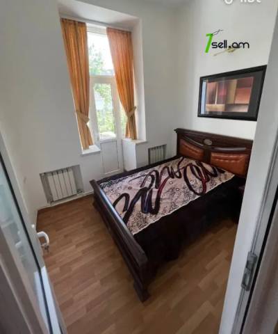 3 սենյականոց բնակարան Աբովյան փողոցում, 72 ք.մ., 2/4 հարկ, բարձր առաստաղներ, կապիտալ վերանորոգված