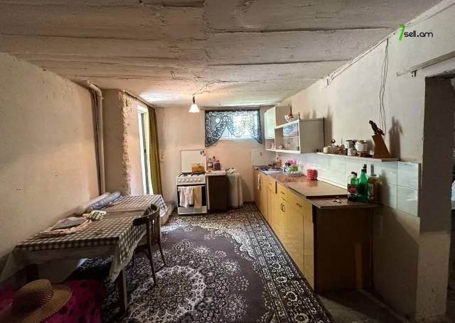 Երեք հարկանի քարե ամառանոց 16-րդ փողոցում Գետամեջում, 148 ք.մ., 2 սանհանգույց, մասնակի վերանորոգում