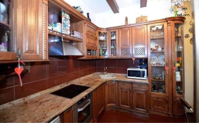 Երկու հարկանի քարե տուն Ալեք Մանուկյան փողոցում կենտրոնում, 185 ք.մ., 2 սանհանգույց