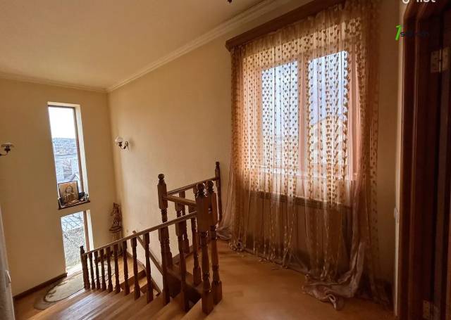 Երեք հարկանի քարե տուն Առինջի 17-րդ փողոցում Առինջում, 360 ք.մ., 3+ սանհանգույց