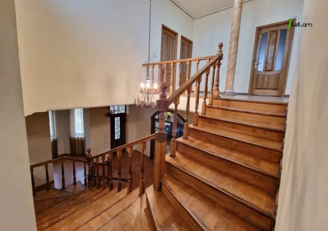 Երկու հարկանի քարե տուն, Եղվարդի խճուղի Զովունիում, 1000 ք.մ., 3+ սանհանգույց, եվրովերանորոգված