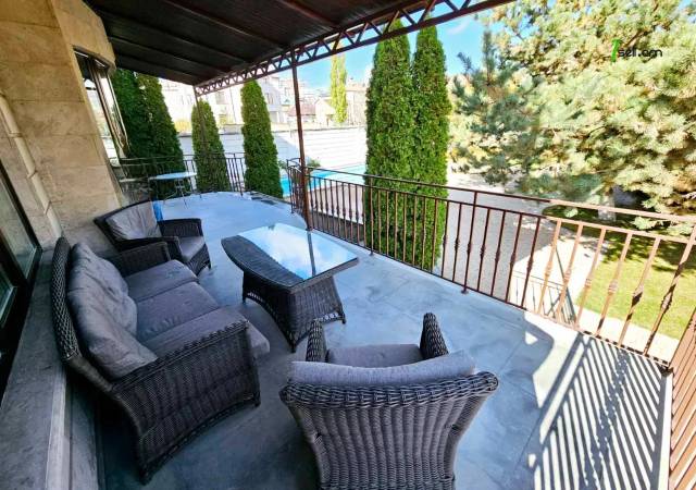 Երկու հարկանի քարե տուն Ծարավ Աղբյուրի փողոցում Ավանում, 1650 ք.մ., 3+ սանհանգույց