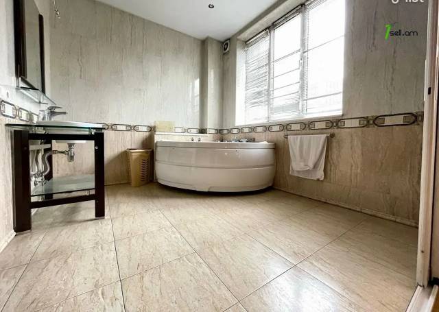 Ընդարձակ 4 սենյականոց բնակարան նորակառույց շենքում Զաքյան փողոցում, 270 ք.մ., 3+ սանհանգույց