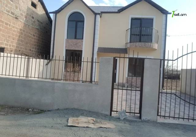 Երկու հարկանի տուն Կենտրոնական փողոցում Մասիսում, 350 ք.մ., 2 սանհանգույց, եվրովերանորոգված