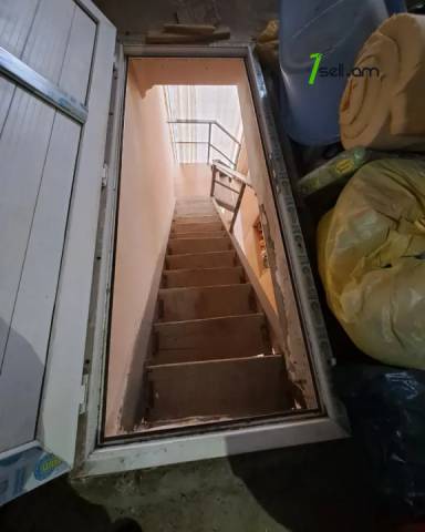 Երկու հարկանի քարե տուն Մայիսի 9-ի փողոցում Շենգավիթում, 300 ք.մ., 2 սանհանգույց