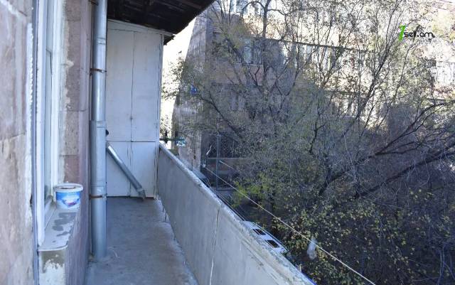 5 սենյականոց բնակարան Վահրամ Փափազյան փողոցում, 85 քմ, 2/5 հարկ, 2 սանհանգույց, քարե շենք