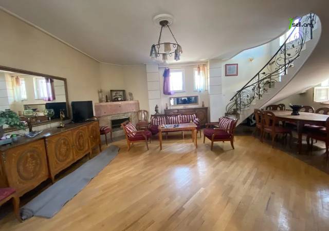 Երկու հարկանի քարե տուն Արաբկիրի 33-րդ փողոցում Արաբկիրում, 150 ք.մ., 3+ սանհանգույց