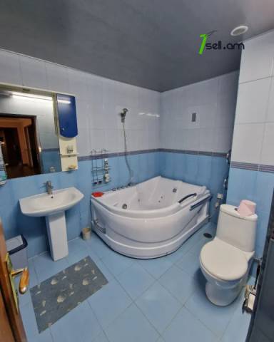 Երկու հարկանի քարե տուն Աշոտ Հովհաննիսյանի փողոցում Նոր Նորքում, 700 ք.մ., 3+ սանհանգույց