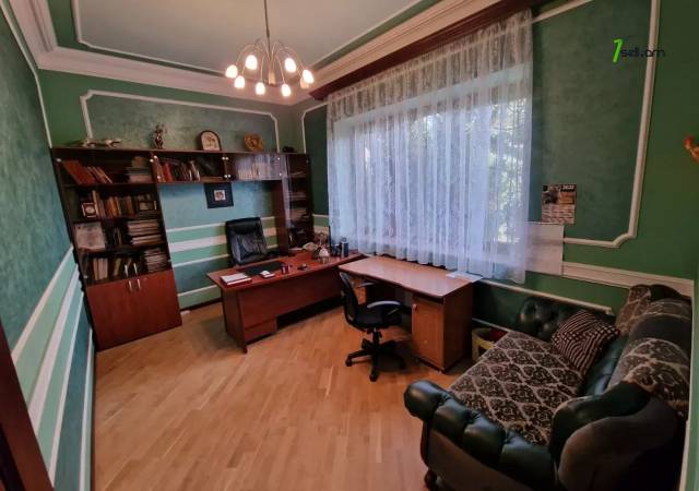 Երկու հարկանի քարե տուն Մոլդովական փողոցում Նոր Նորքում, 1300 ք.մ., 3+ սանհանգույց, եվրովերանորոգված