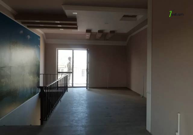 Երկու հարկանի տուն Կենտրոնական փողոցում Մասիսում, 350 ք.մ., 2 սանհանգույց, եվրովերանորոգված