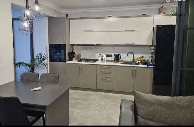 4 սենյականոց բնակարան Շինարարների փողոցում, 80 քմ, կապիտալ վերանորոգված, քարե շենք