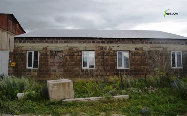 Մեկ հարկանի քարե տուն Ջրաշինարարների փողոցում Ախուրյանում, 200 քմ, մասնակի վերանորոգում