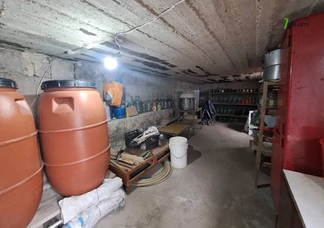 Մեկ հարկանի քարե տուն 5-րդ փողոցում Զովունիում, 350 ք.մ., մասնակի վերանորոգում