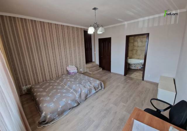 Երկու հարկանի քարե տուն, Գ-1 թաղամաս Աջափնյակում, 500 ք.մ., 3+ սանհանգույց, եվրովերանորոգված