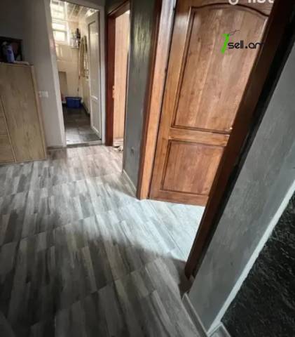 4 սենյականոց բնակարան, Hanrapetutyan Street, 90 ք.մ., բարձր առաստաղներ, նախավերջին հարկ