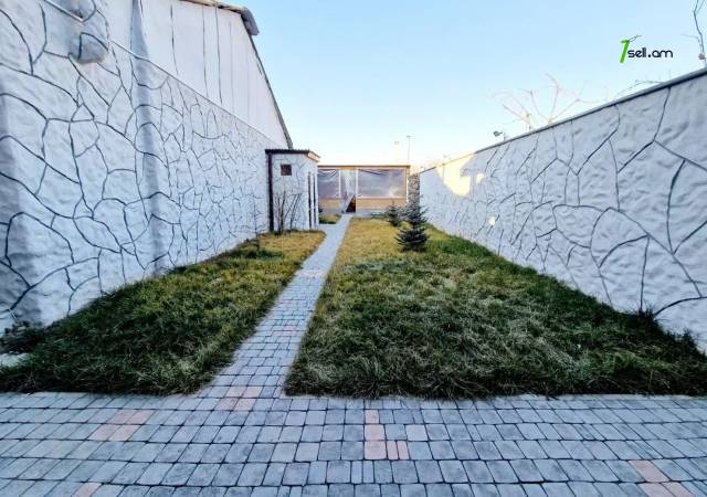 Մեկ հարկանի քարե տուն Ազատամարտիկների փողոցում Էրեբունիում, 380 ք.մ., կապիտալ վերանորոգված