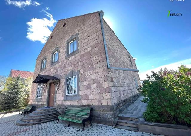 Երկու հարկանի տուն Պարույր Սևակ թաղ 16-րդ փողոցում Ավանում, 300 ք.մ., 3+ սանհանգույց