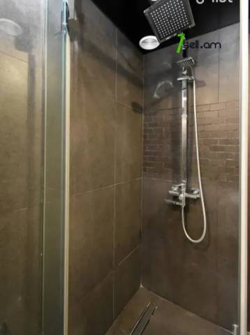 3 սենյականոց բնակարան Սարյան փողոցում, 77 ք.մ., դիզայներական ոճով վերանորոգված, քարե շենք