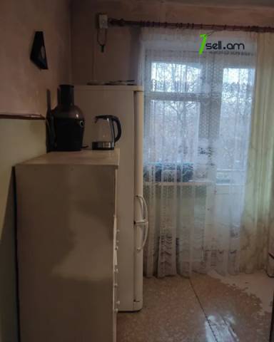 3 սենյականոց բնակարան Արամ Խաչատրյանի փողոցում, 86 ք.մ., մի քանի պատշգամբ, քարե շենք