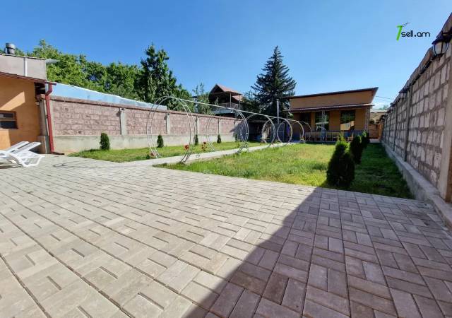 Երկու հարկանի քարե ամառանոց, Ջրվեժ թաղամաս Ջրվեժում, 800 ք.մ., 2 սանհանգույց, կապիտալ վերանորոգված