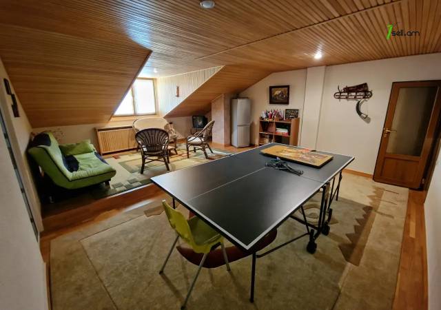 Երեք հարկանի քարե տուն Լուսինե Զաքարյան փողոցում Նորք Մարաշում, 300 քմ, 3+ սանհանգույց