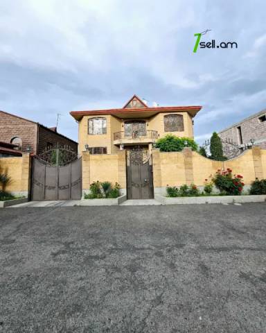 Երեք հարկանի քարե տուն, Գ-1 թաղամաս Աջափնյակում, 1391 ք.մ., 3+ սանհանգույց, կապիտալ վերանորոգված