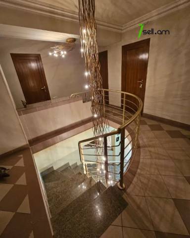 4 սենյականոց բնակարան Վարդանանց փողոցում, 140 ք.մ., 5/10 հարկ, 2 սանհանգույց, կապիտալ վերանորոգված