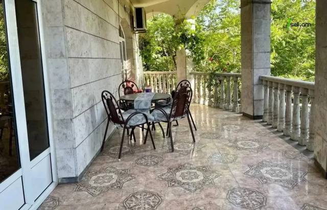 Չորս հարկանի քարե տուն Սիմեոն Երևանցու փողոցում կենտրոնում, 550 քմ, 3+ սանհանգույց