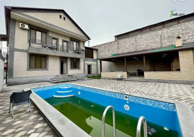 Երկու հարկանի տուն Էզրաս Հասրաթյան փողոցում Քանաքեռ Զեյթունում, 300 ք.մ., 3+ սանհանգույց