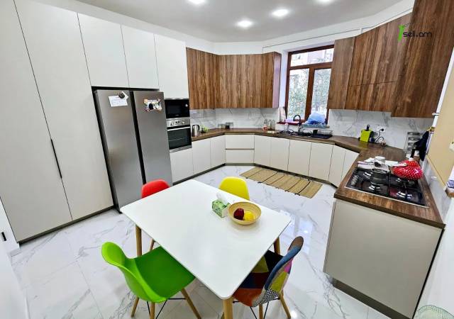 Երեք հարկանի քարե տուն Դավիթ Բեկի փողոցում Նոր Նորքում, 1003 քմ, 3+ սանհանգույց