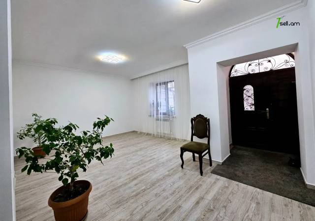 Երկու հարկանի քարե տուն Նոր Արեշի 37րդ փողոցում Էրեբունիում, 855 ք.մ., 2 սանհանգույց