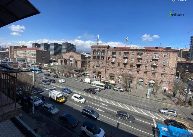 3 սենյականոց բնակարան Կոմիտասի պողոտայում, 60 ք.մ., բարձր առաստաղներ, եվրովերանորոգված, քարե շենք