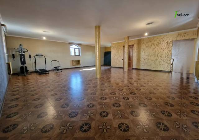 Երեք հարկանի քարե տուն Քանաքեռ Զեյթունում, 300 ք.մ., 3+ սանհանգույց, դիզայներական ոճով վերանորոգված