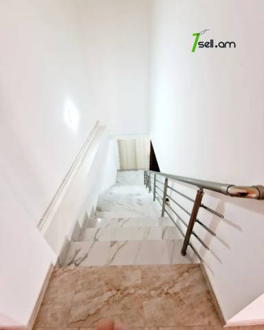 Երեք հարկանի քարե տուն, Նոյ թաղամաս Աջափնյակում, 300 ք.մ., 3+ սանհանգույց, եվրովերանորոգված