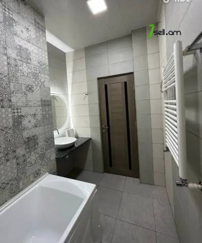 3 սենյականոց բնակարան նորակառույց շենքում Ազատության պողոտայում, 70 քմ, բարձր առաստաղներ