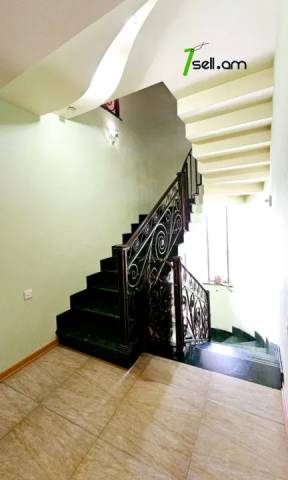 Երեք հարկանի քարե տուն Խաչատուր Աբովյանի փողոցում Ավանում, 1960 ք.մ., 3+ սանհանգույց