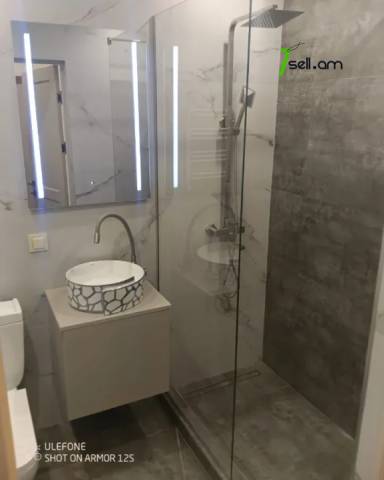 2 սենյականոց բնակարան Կոմիտասի պողոտայում, 57 ք.մ., նախավերջին հարկ, կապիտալ վերանորոգված, քարե շենք