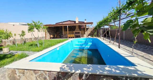 Մեկ հարկանի քարե տուն 20-րդ փողոցում Այնթապում, 900 քմ, կապիտալ վերանորոգված