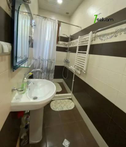 2 սենյականոց բնակարան Եղբայրության փողոցում, 70 ք.մ., նախավերջին հարկ, կոսմետիկ վերանորոգում