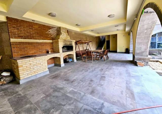 Երեք հարկանի քարե տուն Արաբկիրում, 3200 քմ, 3+ սանհանգույց, մեծ հողամաս, կապիտալ վերանորոգված