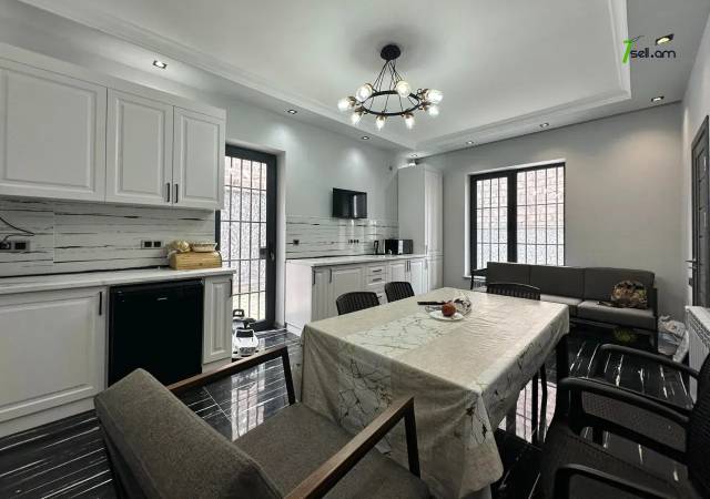 Երկու հարկանի քարե տուն 21-րդ փողոցում Զովունիում, 220 ք.մ., 2 սանհանգույց, կապիտալ վերանորոգված