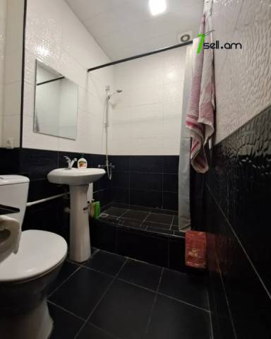 2 սենյականոց բնակարան Դերենիկ Դեմիրճյանի փողոցում, 45 ք.մ., 2 սանհանգույց, 3/9 հարկ