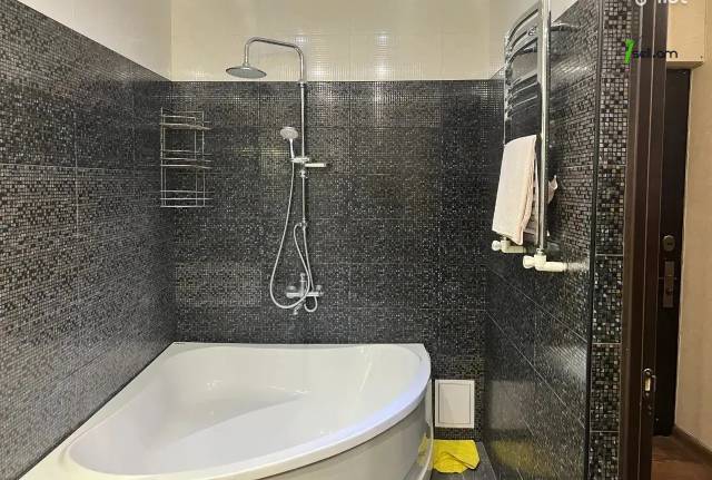 2 սենյականոց բնակարան նորակառույց շենքում Ադոնցի փողոցում, 78 ք.մ., բարձր առաստաղներ, 5/16 հարկ