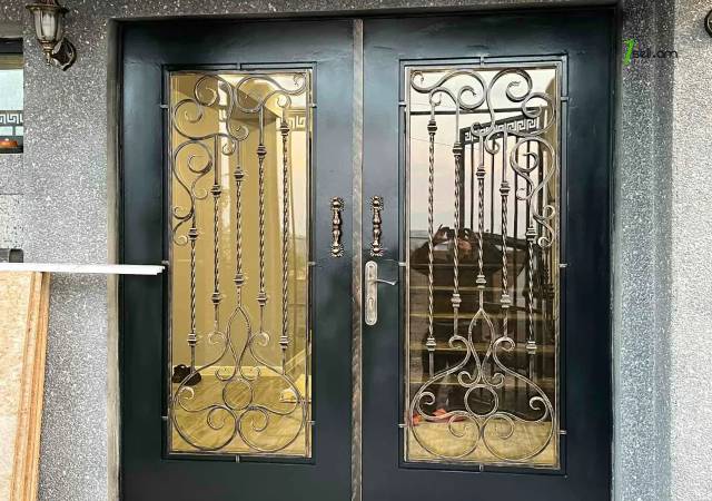 Երեք հարկանի քարե տուն 16-րդ փողոցում Ձորաղբյուրում, 550 ք.մ., 3+ սանհանգույց, եվրովերանորոգված