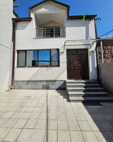 Երկու հարկանի քարե տուն Էրեբունու փողոցում Էրեբունիում, 500 ք.մ., 2 սանհանգույց