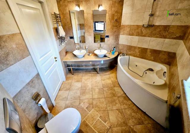 Երեք հարկանի քարե տուն Արաբկիրում, 3200 քմ, 3+ սանհանգույց, մեծ հողամաս, կապիտալ վերանորոգված