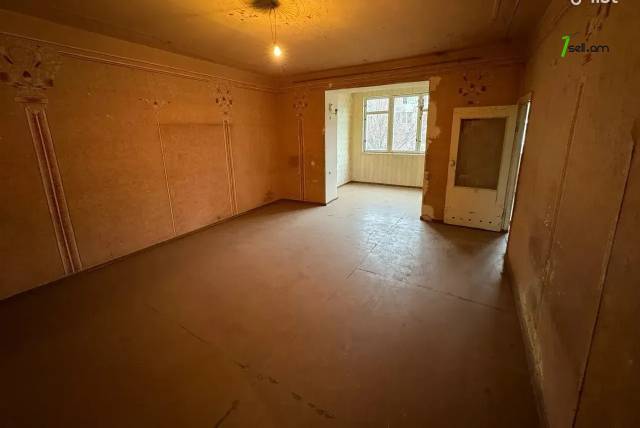 1 սենյականոց բնակարան Նելսոն Ստեփանյան փողոցում, 46 քմ, նախավերջին հարկ, քարե շենք