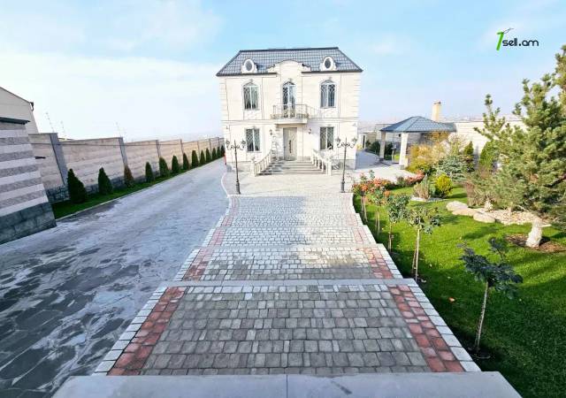 Երկու հարկանի տուն Ամառանոցային փողոցում Ջրվեժում, 2100 ք.մ., 2 սանհանգույց, կապիտալ վերանորոգված