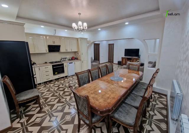 Երեք հարկանի քարե տուն Գաջեգործների փողոցում Էրեբունիում, 900 քմ, 2 սանհանգույց