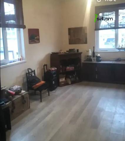 Երկու հարկանի քարե տուն Սարի Թաղ 3-րդ փողոցում Էրեբունիում, 131 քմ, 2 սանհանգույց